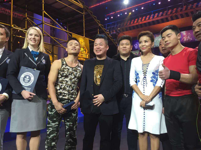 遼寧宏鑫瑞泰集團樊聰聰參加吉尼斯中國之夜徒手倒立上下40級臺階